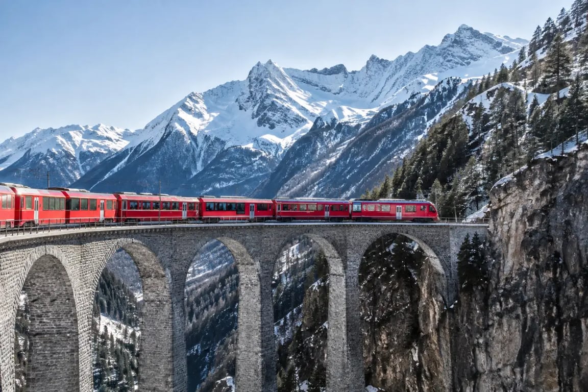 Idée voyage Suisse : train panoramique suisse sur viaduc alpin